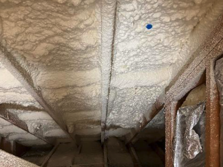 硬質ウレタンフォーム断熱材を施工した屋根裏