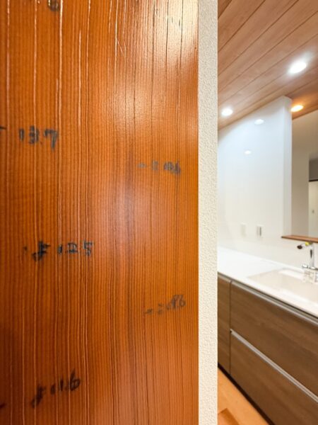 思い出の柱をキッチンに