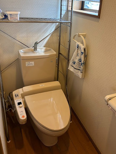 フロアタイルの床でおしゃれでお手入れも楽なトイレに アイキャッチ画像