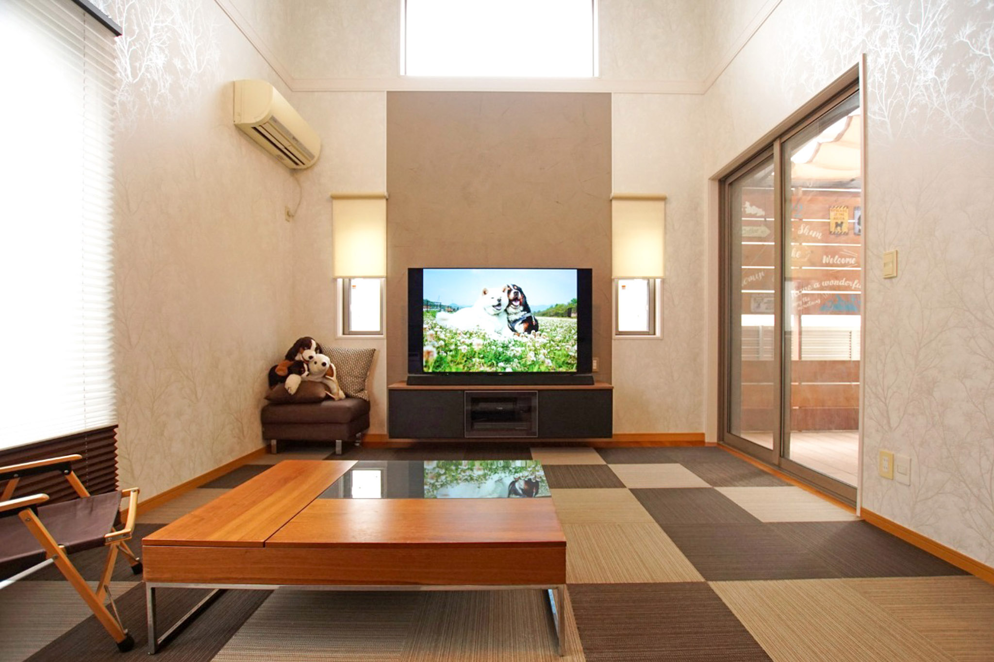 2匹の大型犬と職人さんたち。賑やかな現場から生まれたカフェ風トイレと内装 画像