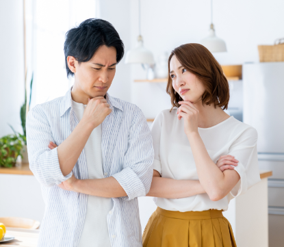 悩む夫婦　腕組み　写真