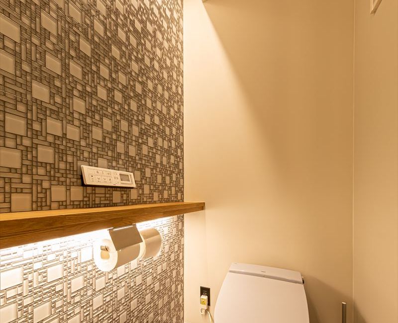 幾何学模様のタイルがシンプルな内装を引き立てるトイレ空間