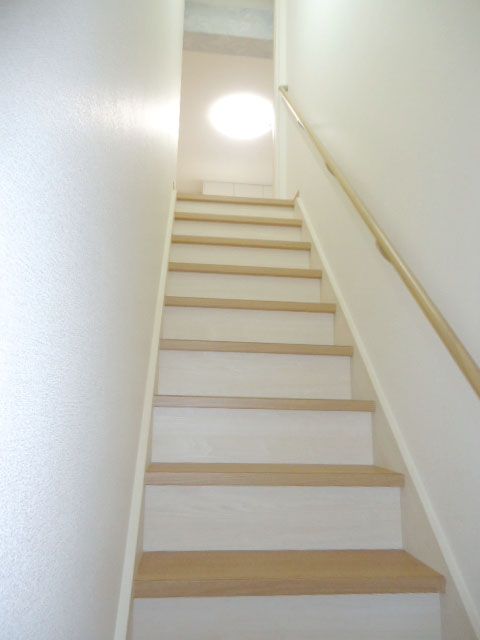 1F廊下から続く階段もすっきりキレイに