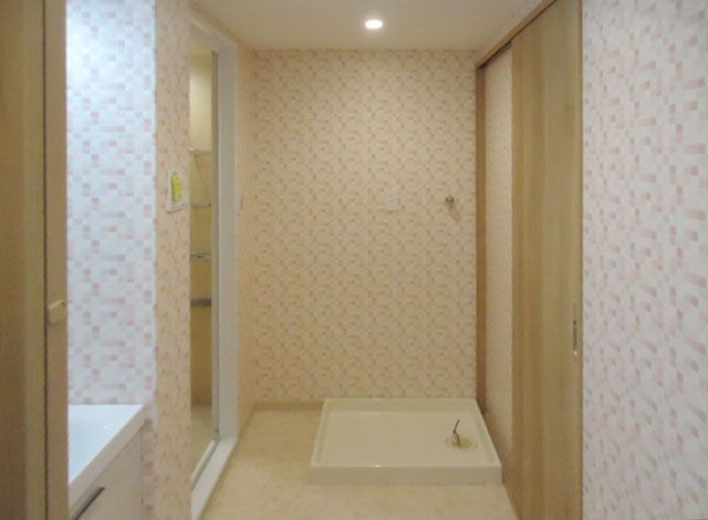 洗面・浴室エリアは、ピンクのモザイク調クロスで華やかに