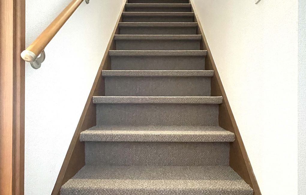 階段の絨毯を足触りの良いものへ敷き替え