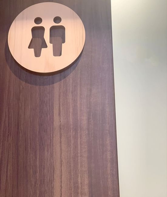 トイレの目印はキュートな木製ピクトグラム