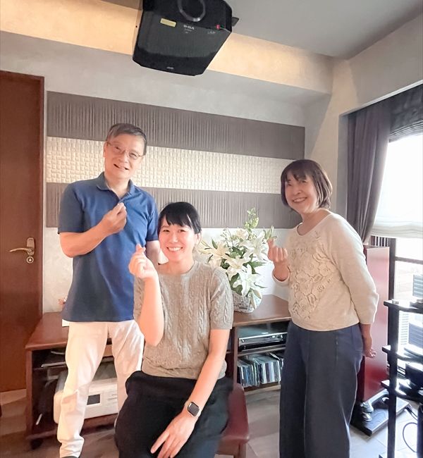 営業スタッフと施主様ご夫妻で記念撮影
