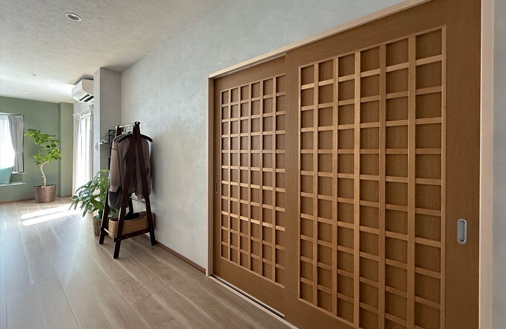 味わい深いお父様のお部屋の建具は既存のものを再利用