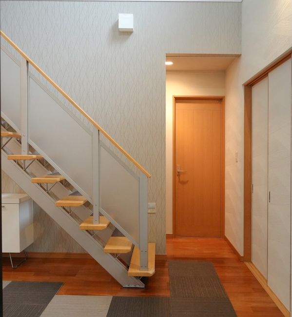 玄関ホールーは上品な幾何学模様のアクセントクロスで