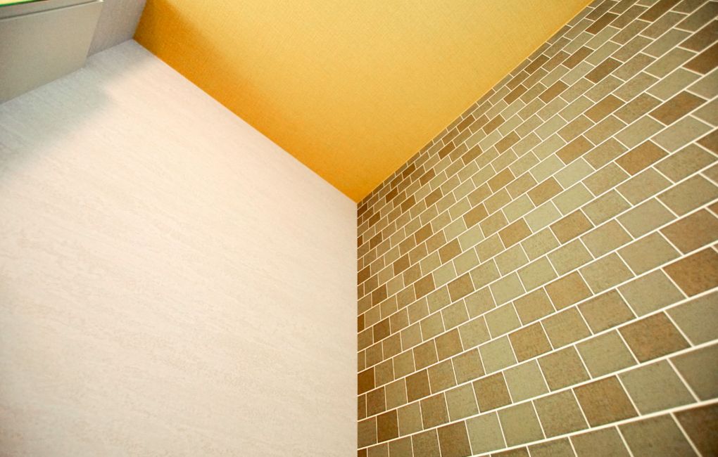 タイル調アクセントクロスと黄色い天井のキュートな組合せ