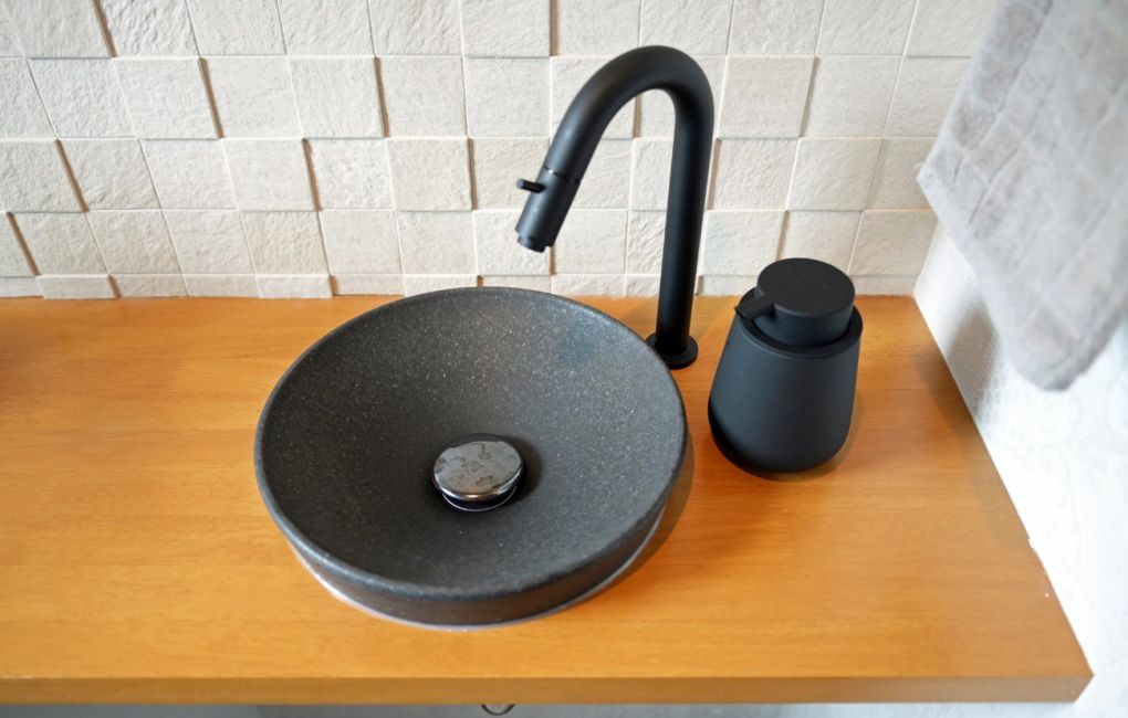 ボウルの外に水ハネしない仕様の水栓