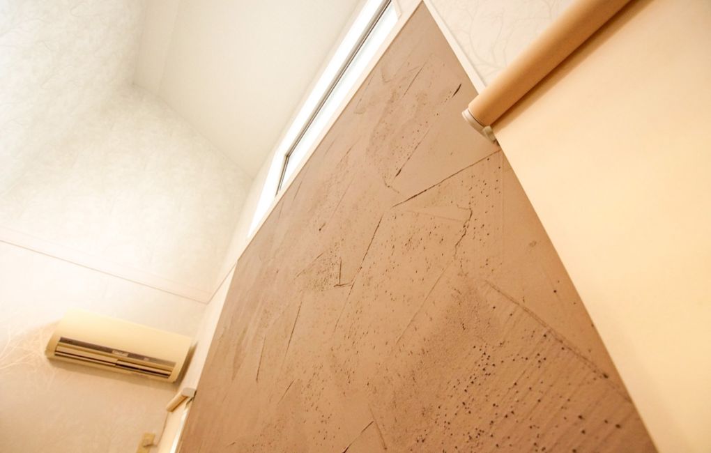 シリカライムでアクセント調に仕上げたTV裏の壁