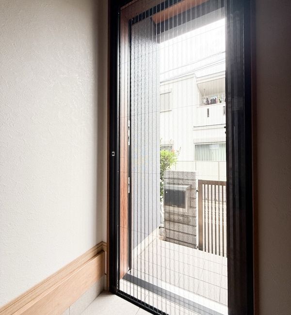 プリーツ網戸で玄関からの通風もバッチリ