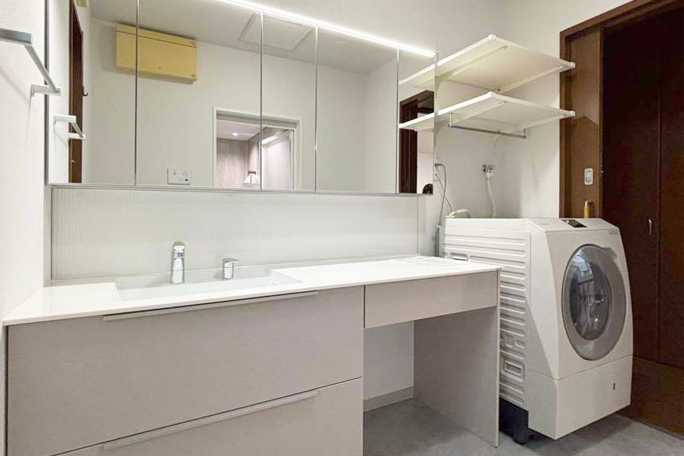 ワイドなカウンターでご家族の身支度を快適に