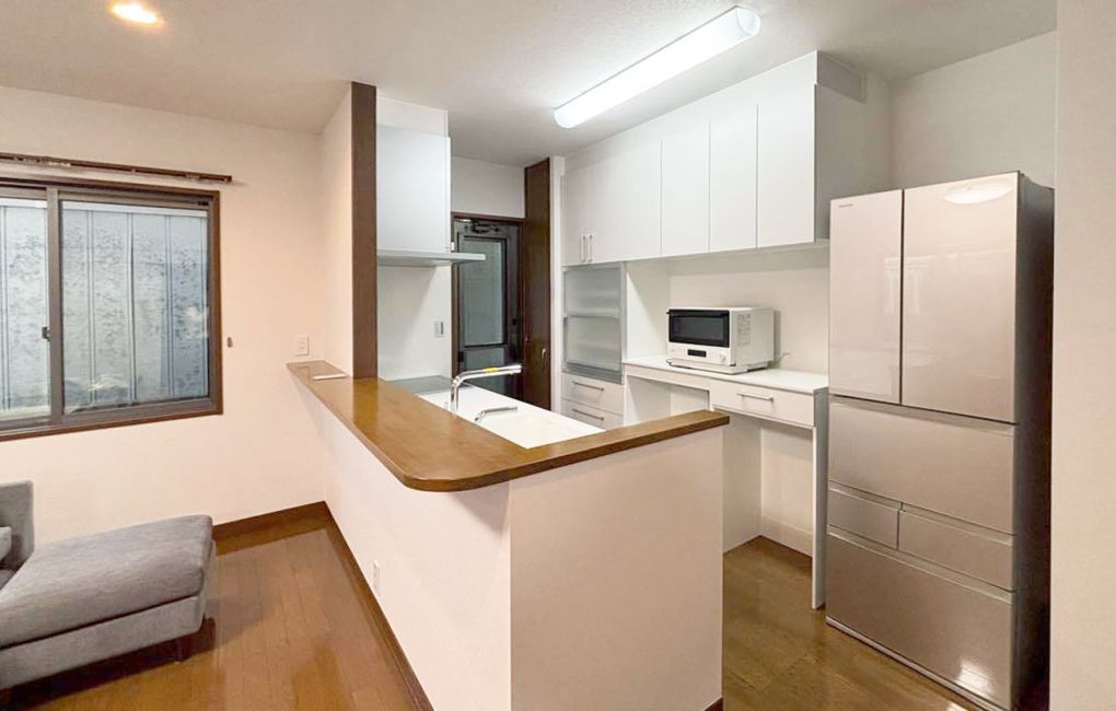 吊り戸棚を撤去して開放的で明るいキッチンへ