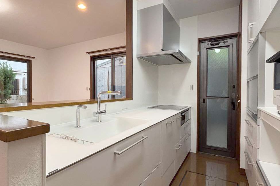 クリスタルカウンターが美しいホワイトキッチン