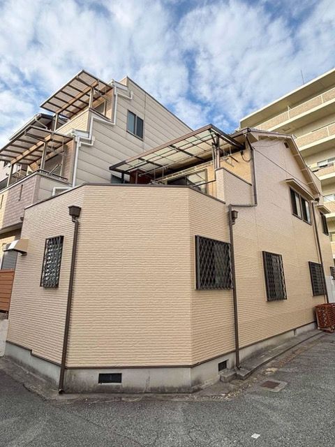 耐久年数が長く、防汚性に優れた塗料を採用しています