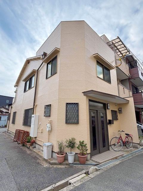 優しいベージュの佇まいが素敵な外観