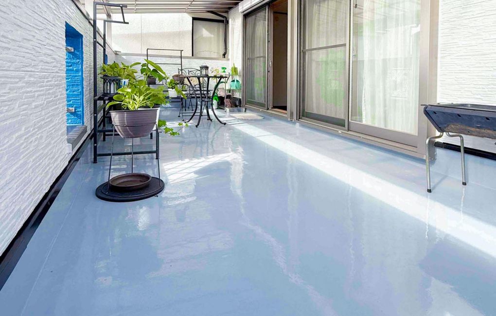 ブルーの外壁がちらりと覗きます