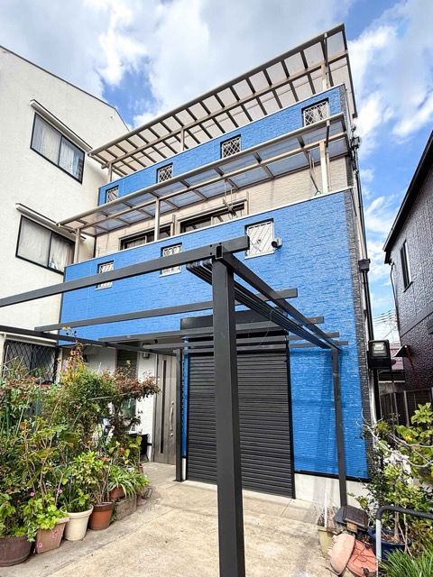 鮮やかなブルーが爽やかで美しい外観