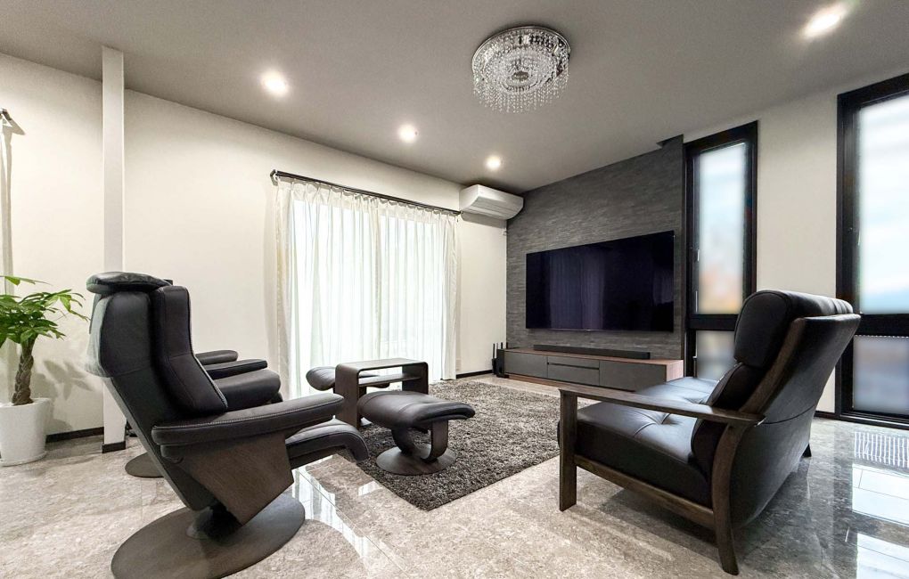 コンパクトなシャンデリアがアクセントに