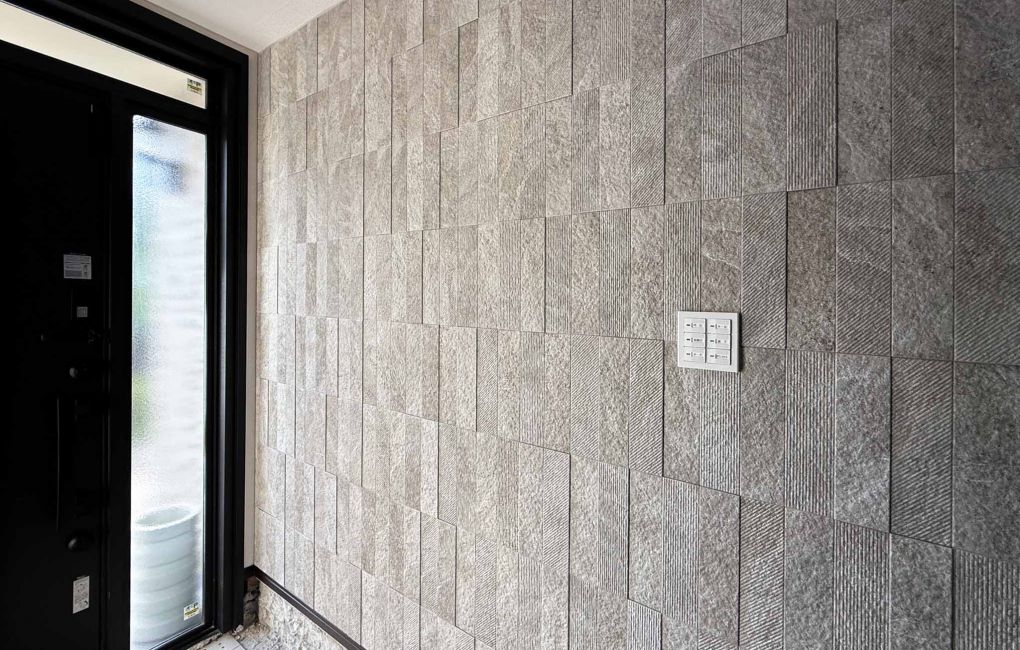 玄関ホールの壁一面を彩るエコカラット