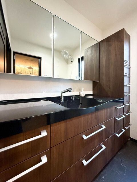 ワイドな洗面化粧台は使いやすさ抜群