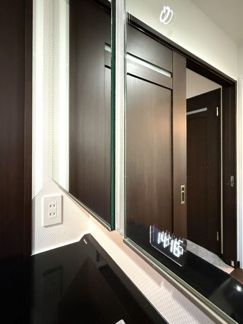 電源ボタンと時計がミラーに内蔵