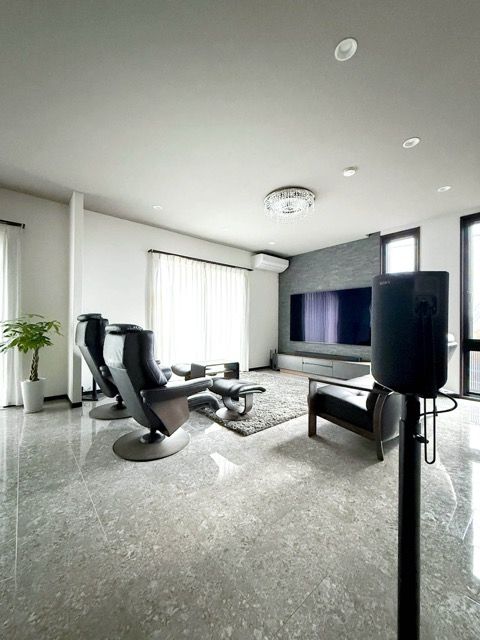 石目調フロアがスタイリッシュな印象をアップ