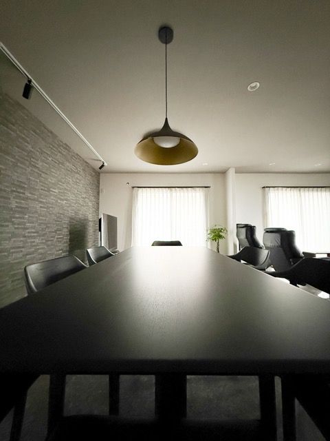 上質な天然木のダイニングテーブル