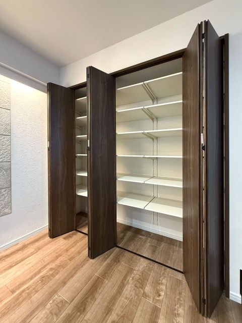 可動棚式の大型クローゼットをリビングに新設