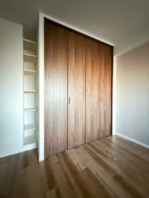 書斎でも収納カスタムを行い、スペースを有効活用