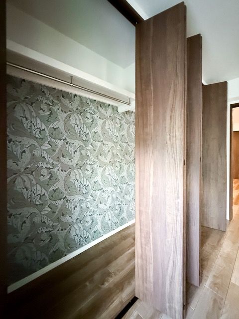 ウィリアムモリスのクロスをクローゼットに採用