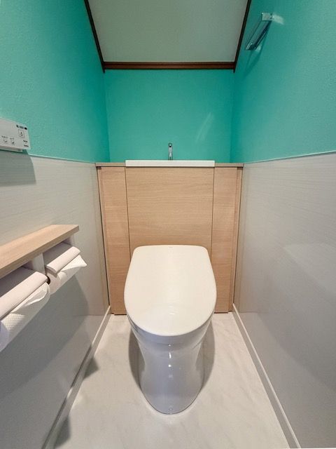 ティファニーブルーがキュートなトイレ。清掃性も抜群！