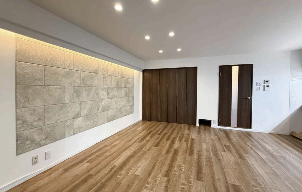 ドア横の壁の足元にはお掃除ロボット専用トンネルが