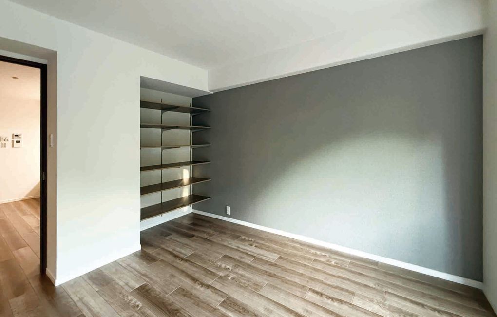 寝室のアクセントクロスはシックなワンカラーで