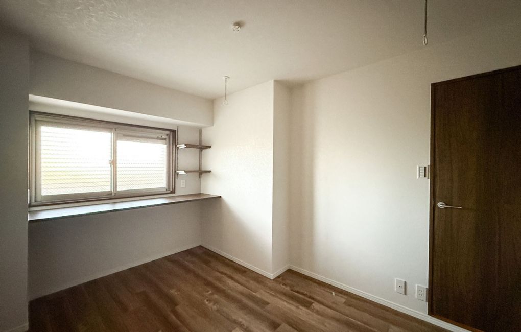 既存洋室を書斎スペースへ。室内物干しを設置