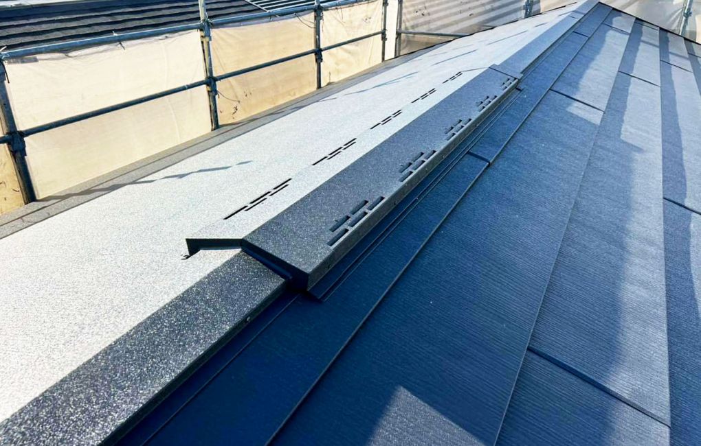 高耐久仕様の通気棟板金で、雨仕舞いと換気性能を向上