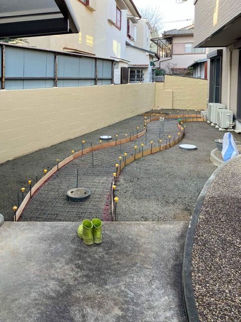 施行中：ワイヤーメッシュを敷設