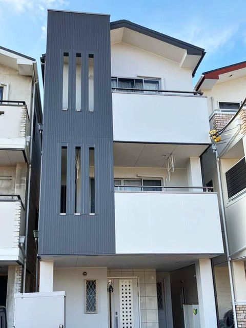 ダークグレー×ホワイトの配色が美しい外観