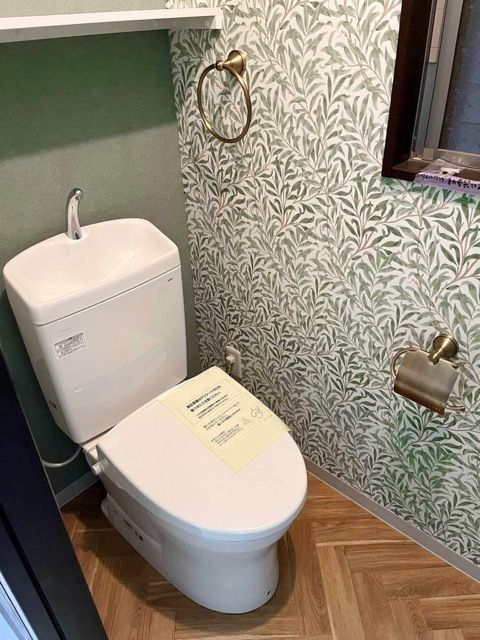 グリーンの壁紙と真鍮カラーのアクセサリーコーデが素敵