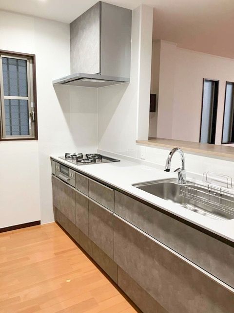 ワークトップはパステルグレーの人造大理石を採用