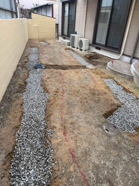 施行中：掘削後、砕石を敷いて転圧