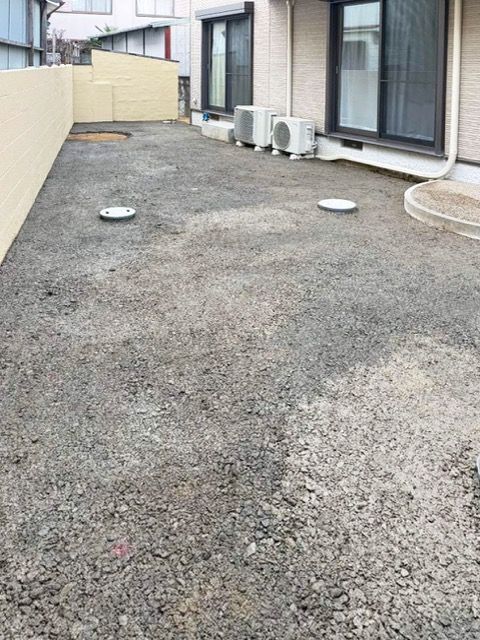 施行中：路盤を整正し、転圧で締固めます