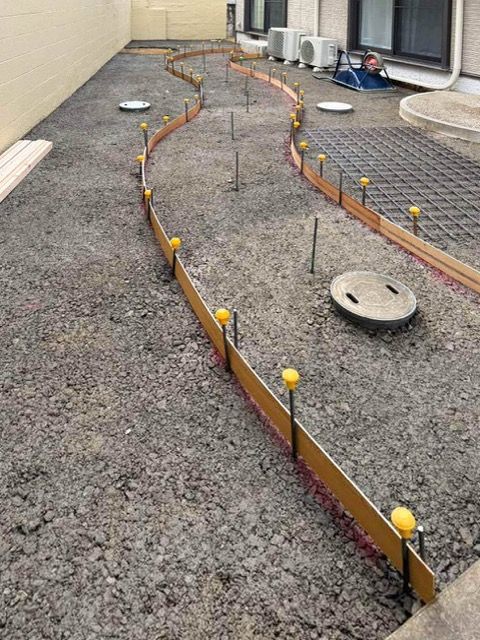 施行中：曲線を描く型枠を設置します