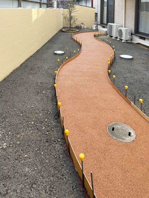 施行中：樹脂舗装で仕上げます