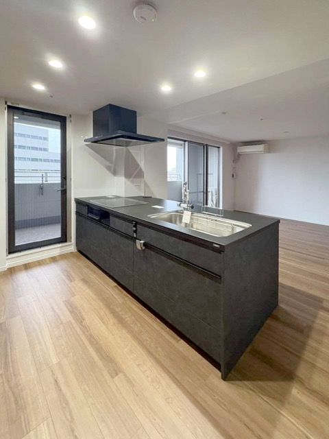 周辺の壁を撤去し、開放的なキッチンへ