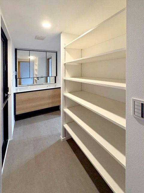 スタイリッシュな洗面室にたっぷりの収納棚を設置
