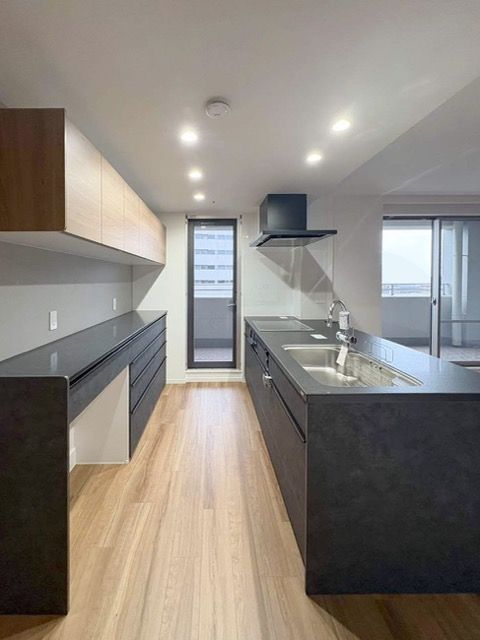 ブラック×ウッディのコントラストがスタイリッシュなキッチン