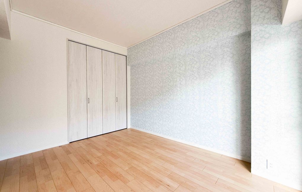 奥様のお部屋には爽やかなブルーのクロスを採用